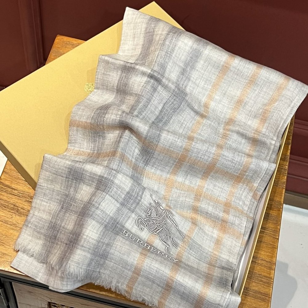 Burberry cashmere scarf - Picture 6 of 9